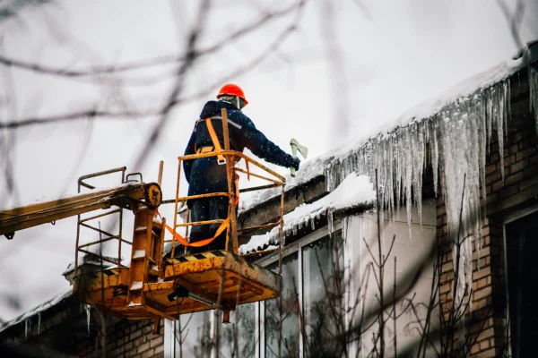a-utility-worker-knocks-down-huge-icicles-2026-01-06-10-40-13-utc a-utility-worker-knocks-down-huge-icicles-2026-01-06-10-40-13-utc